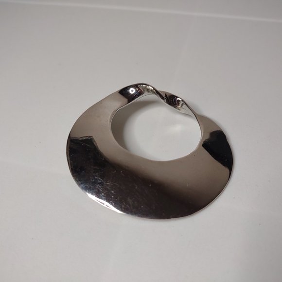 Silver Tone Round Twisted Metal Brooch - Picture 4 of 10